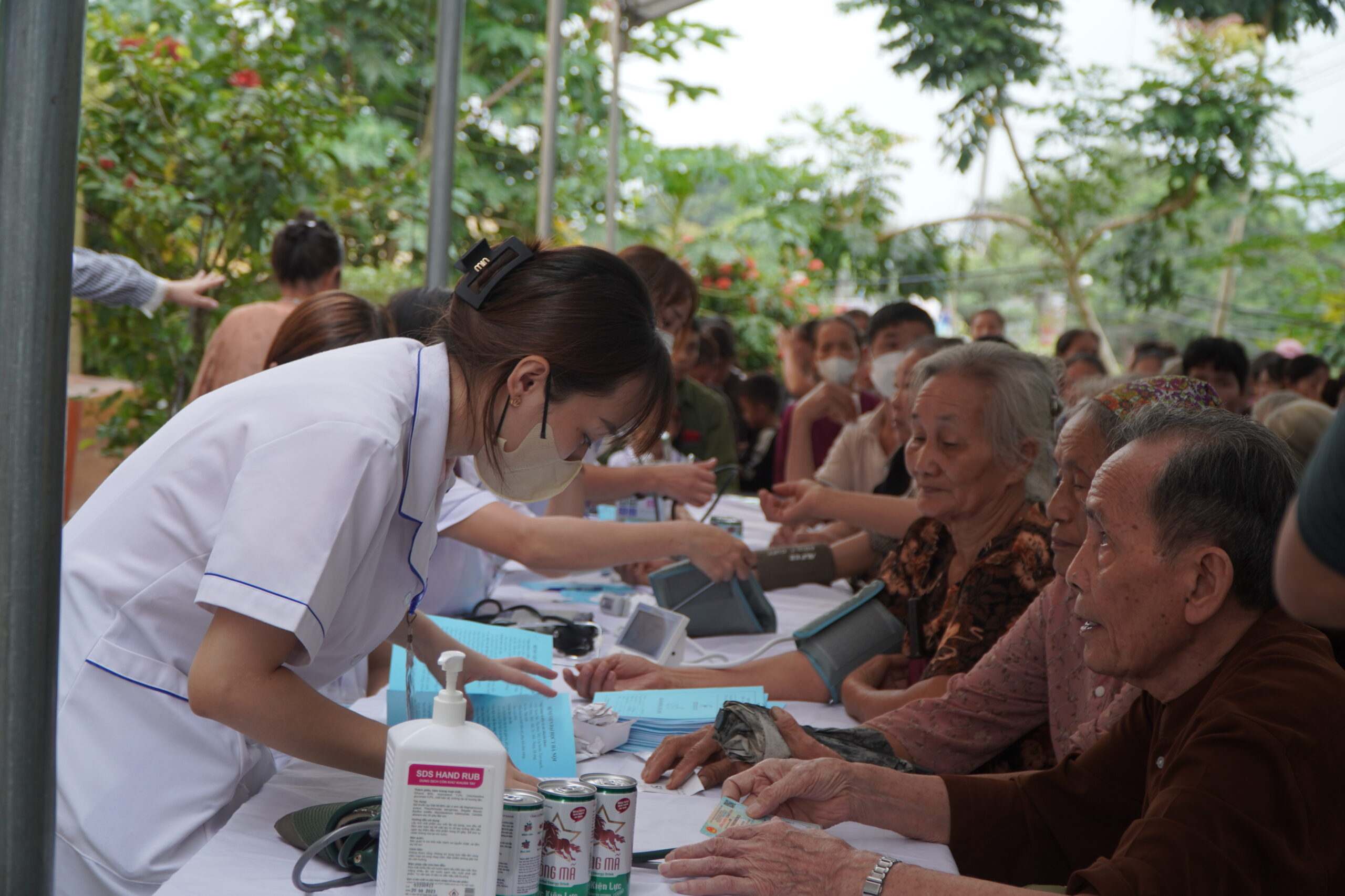 Các Bác sĩ Bệnh viện Đại học Y Hà Nội đang khám bệnh cho người dân