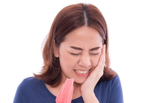 Mòn men răng làm cho răng bị ê buốt