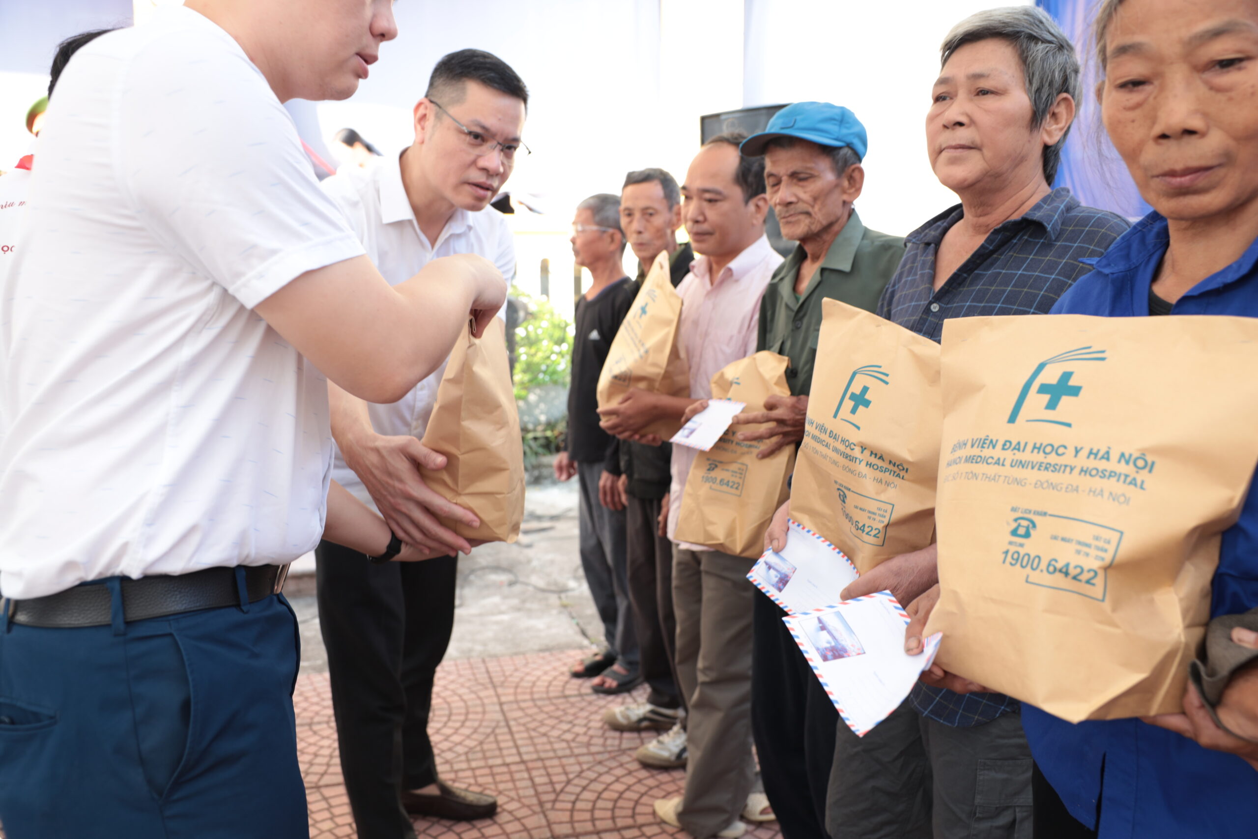 Đoàn thiện nguyện tặng quà cho người dân Hà Nam