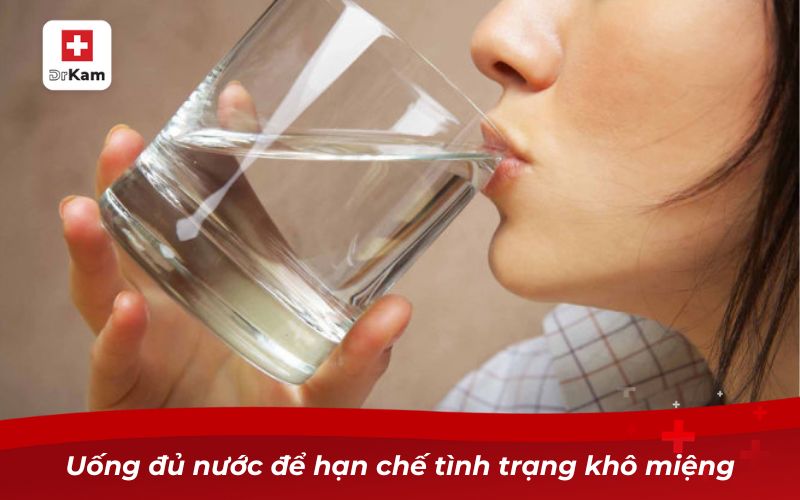 Những cách làm nước súc miệng chữa hôi miệng hiệu quả 17 Uống đủ nước để hạn chế tình trạng khô miệng