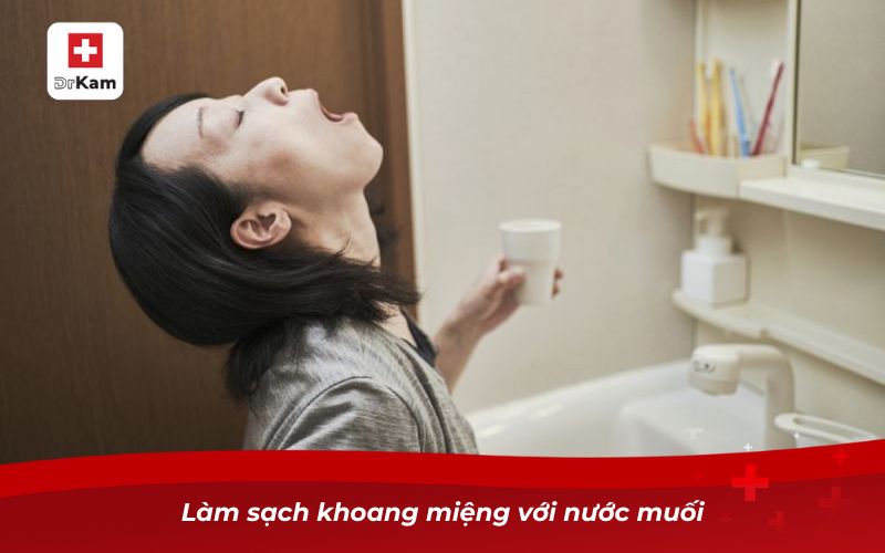 Làm sạch khoang miệng với nước muối