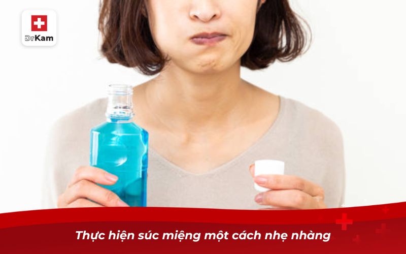 Top 10 nước súc miệng chống ê buốt răng tiêu biểu 2026 14 Thực hiện súc miệng một cách nhẹ nhàng