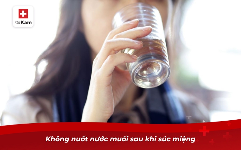 Không nuốt nước muối sau khi súc miệng