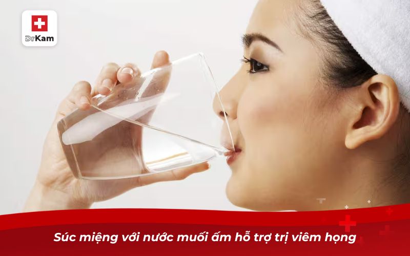 Súc miệng với nước muối ấm hỗ trợ trị viêm họng