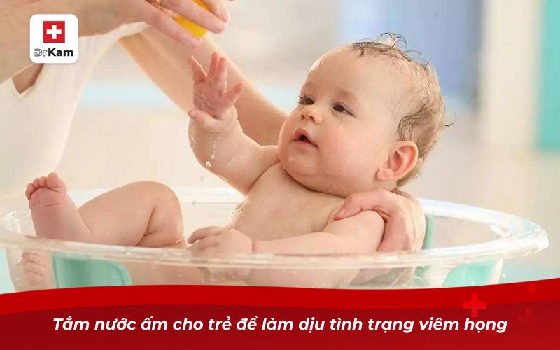 Cách chữa viêm họng cho trẻ sơ sinh tại nhà an toàn 11 Tắm nước ấm cho trẻ để làm dịu tình trạng viêm họng