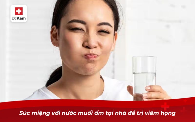 Súc miệng với nước muối ấm tại nhà để trị viêm họng