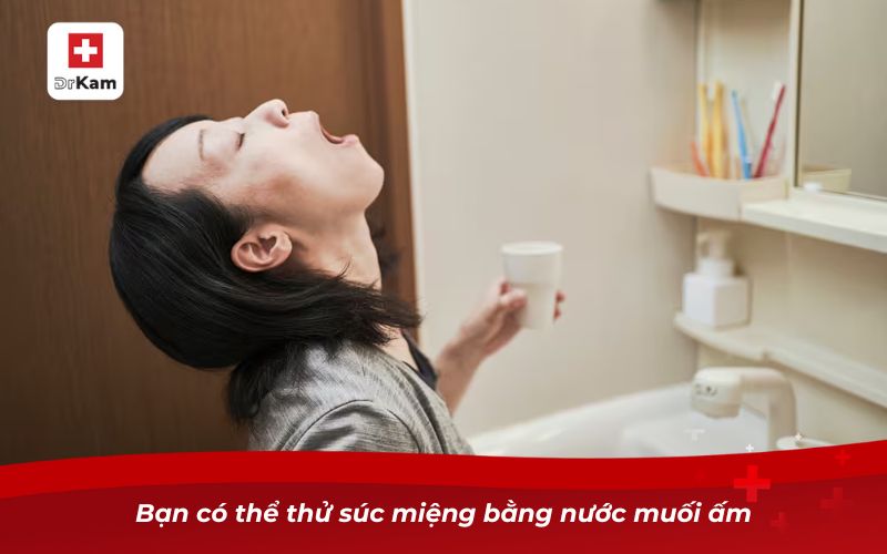 Cách hạ sốt viêm họng cho người lớn tại nhà hiệu quả và an toàn 9 Bạn có thể thử súc miệng bằng nước muối ấm