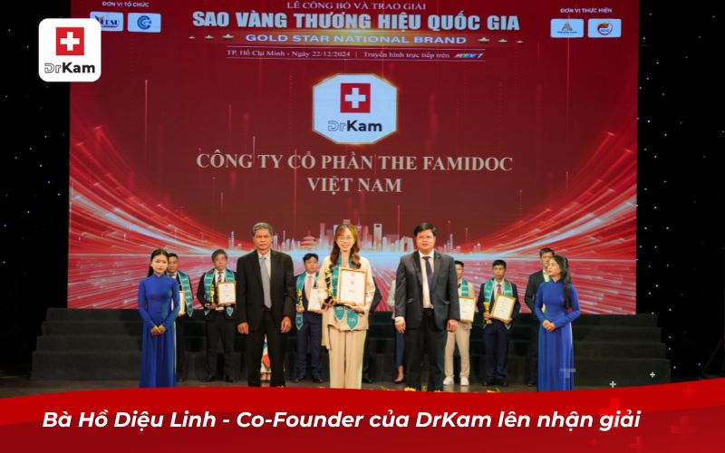 Bà Hồ Diệu Linh - Co-Founder của DrKam lên nhận giải 