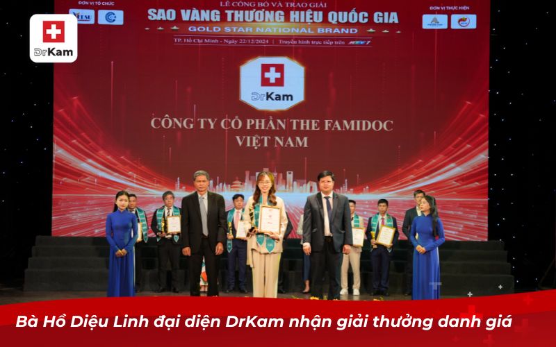 Bà Hồ Diệu Linh đại diện DrKam nhận giải thưởng danh giá