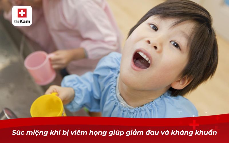 Súc miệng khi bị viêm họng giúp giảm đau và kháng khuẩn