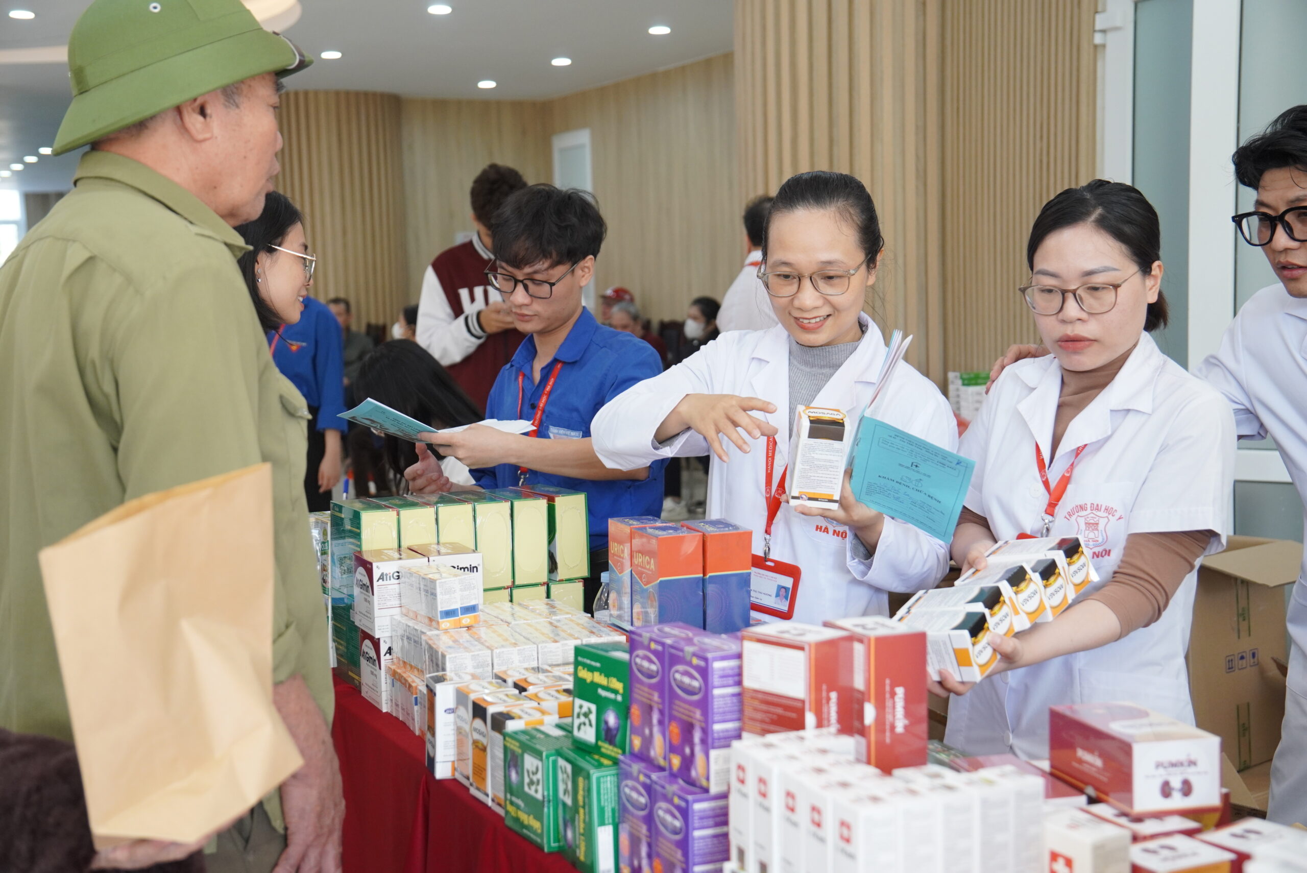 Đoàn thiện nguyện tặng thuốc cho bà conĐoàn thiện nguyện tặng thuốc cho bà con 