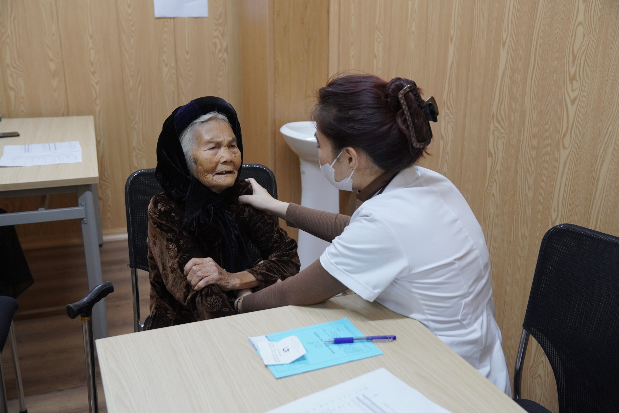 Bà con được thăm khám bệnh miễn phí