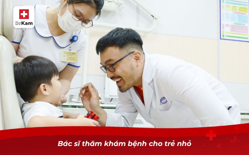 Viêm họng liên cầu ở trẻ em: Dấu hiệu, nguyên nhân và cách điều trị 11 Bác sĩ thăm khám bệnh cho trẻ nhỏ
