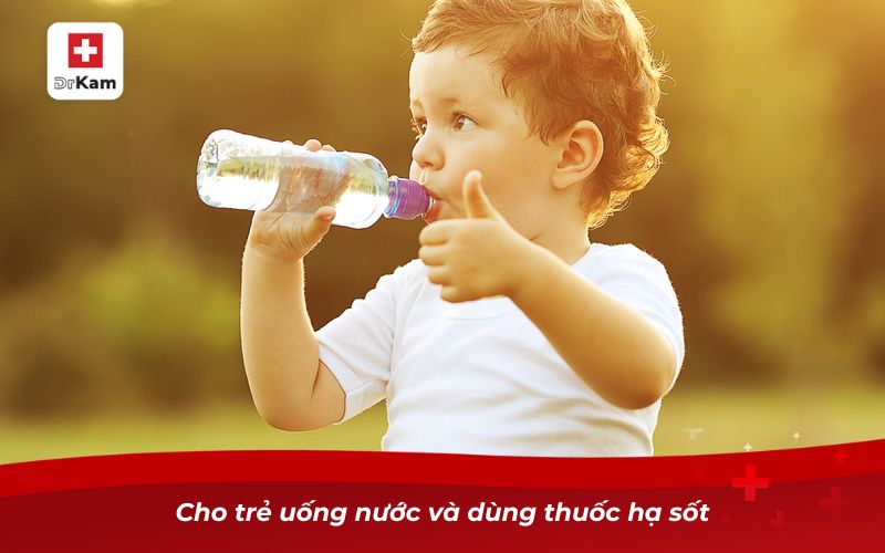 Viêm họng liên cầu ở trẻ em: Dấu hiệu, nguyên nhân và cách điều trị 13 Cho trẻ uống nước và dùng thuốc hạ sốt