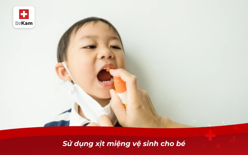 Sử dụng xịt miệng vệ sinh cho bé