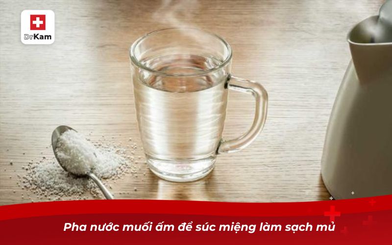 10 cách chữa viêm amidan hốc mủ tại nhà an toàn, hiệu quả 8 Pha nước muối ấm để súc miệng làm sạch mủ