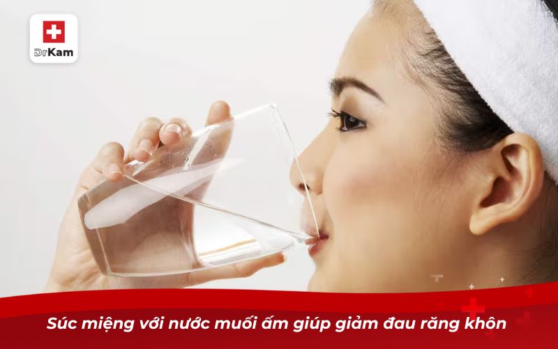 Súc miệng với nước muối ấm giúp giảm đau răng khôn 