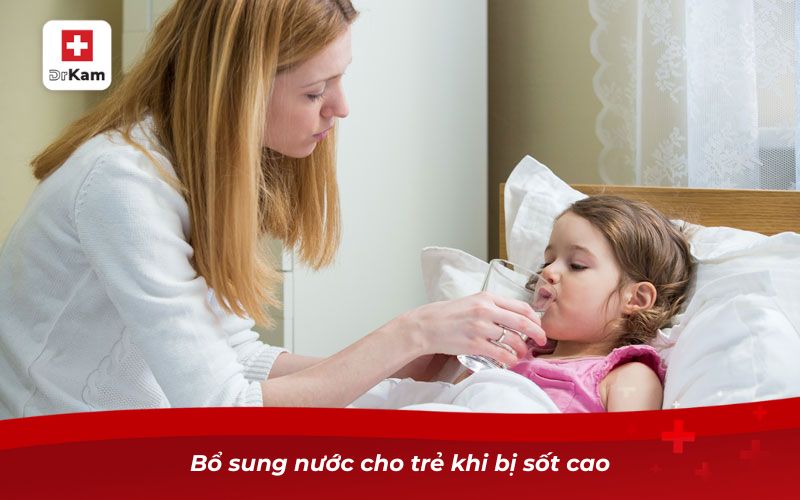 Hướng dẫn chi tiết cách hạ sốt cho trẻ bị viêm amidan 7 Bổ sung nước cho trẻ khi bị sốt cao