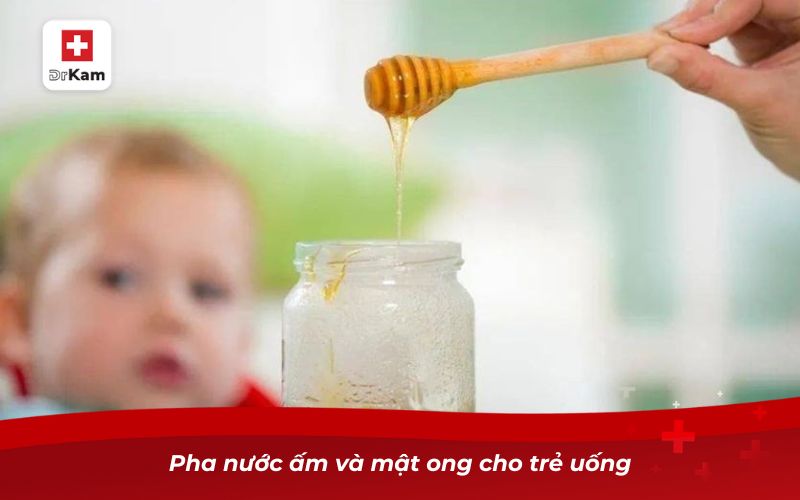 Hướng dẫn chi tiết cách hạ sốt cho trẻ bị viêm amidan 8 Pha nước ấm và mật ong cho trẻ uống