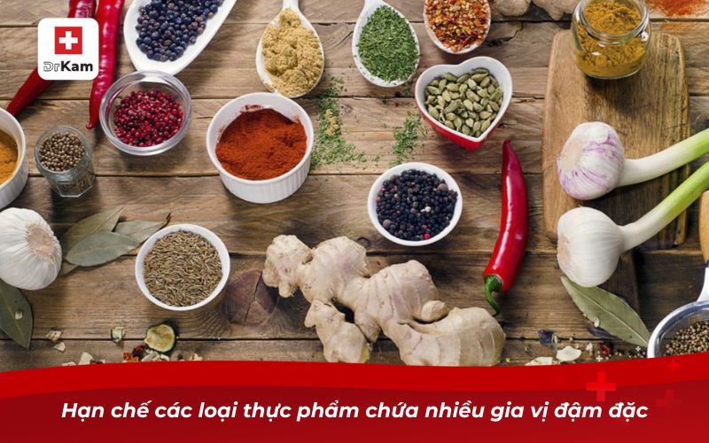 Viêm amidan kiêng gì? Cẩm nang chăm sóc sức khỏe 9 Hạn chế các loại thực phẩm chứa nhiều gia vị đậm đặc