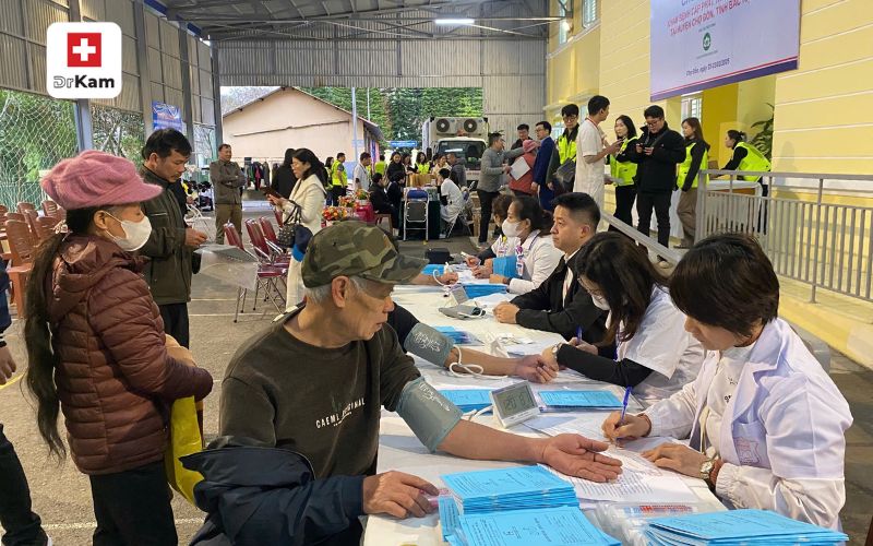 Thăm khám bệnh và tư vấn miễn phí cho người dân