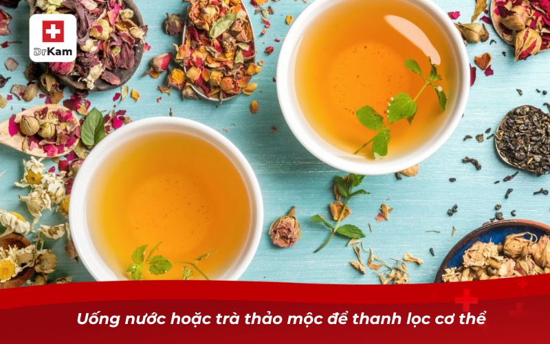 Uống nước hoặc trà thảo mộc để thanh lọc cơ thể
