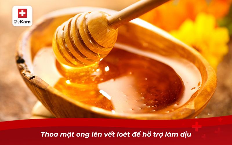 Hướng dẫn cách chữa nhiệt miệng nhanh khỏi và an toàn 7 Thoa mật ong lên vết loét để hỗ trợ làm dịu