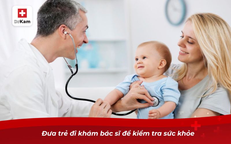 Đưa trẻ đi khám bác sĩ để kiểm tra sức khỏe