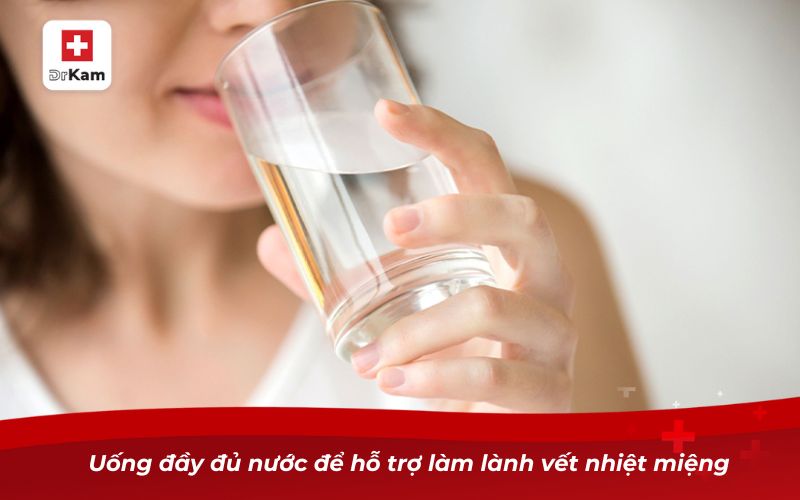 Uống đầy đủ nước để hỗ trợ làm lành vết nhiệt miệng