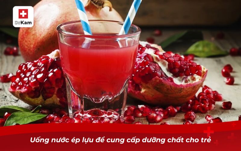Uống nước ép lựu để cung cấp dưỡng chất cho trẻ