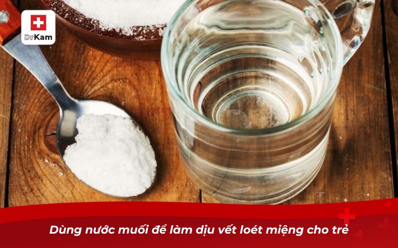 Trẻ em bị nhiệt miệng - Nguyên nhân và cách điều trị cấp tốc 9 Dùng nước muối để làm dịu vết loét miệng cho trẻ