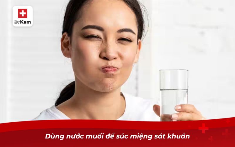 Bị nhiệt miệng ở má trong và cách chữa trị hiệu quả 11 Dùng nước muối để súc miệng sát khuẩn